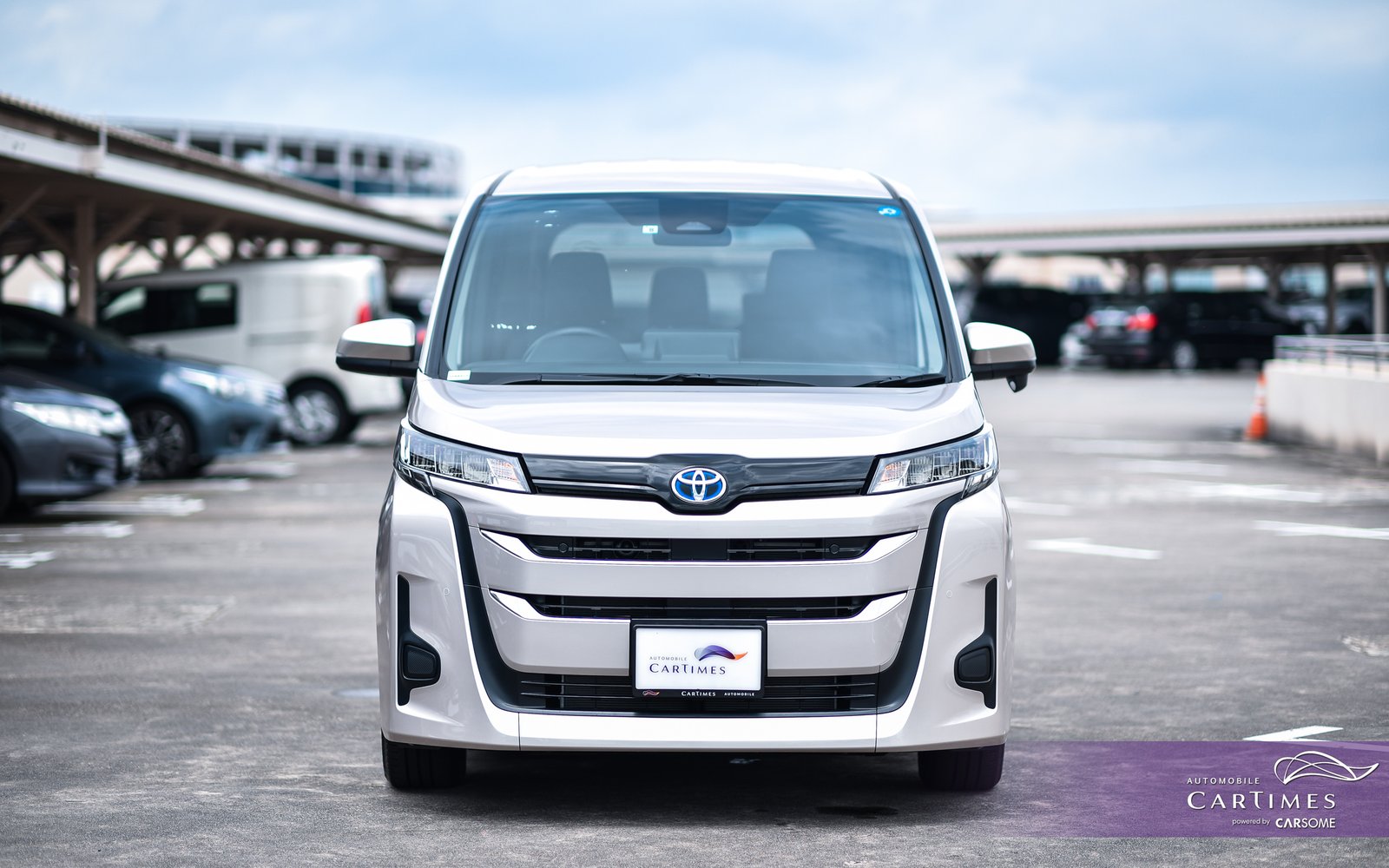 Toyota Noah Hybrid photo 3